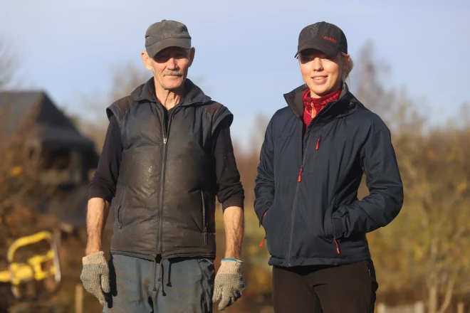 Beatrise Laimdota Pastare ar tēvu Aleksandru saimnieko “Radziņos” Tukuma novada Sēmes pagastā.
