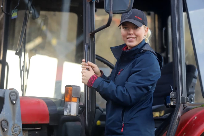 Latvijas laukos neierasts skats! Traktora kabīnē daiļa meitene – Beatrise Laimdota.