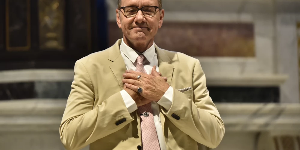 Кевин Спейси ждет "сигнала" для возвращения в Голливуд.