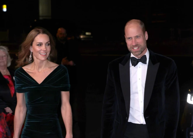 Princese Keita uz randiņu dodas žilbinošā samta kleitā. "Princis Viljams bija apburts!"