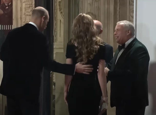 Karaliskais protokols neparedz publiskas jūtu izpausmes pāra starpā, tāpēc pieskāriens Keitas mugurai būtībā ir lielākais žests, ko Viljamss šādā situācijā var atļauties.