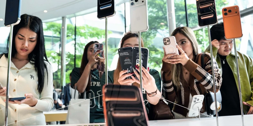 Pēc gada visā Eiropā, arī Latvijā, spēkā jāstājas jauniem kreditēšanas noteikumiem, kas mobilo telefonu iegādi uz nomaksu var padarīt sarežģītāku.