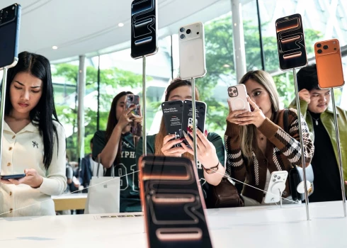 Pēc gada visā Eiropā, arī Latvijā, spēkā jāstājas jauniem kreditēšanas noteikumiem, kas mobilo telefonu iegādi uz nomaksu var padarīt sarežģītāku.