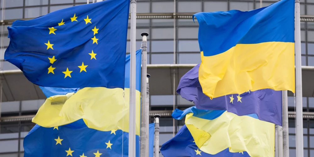 Eiropas un Ukrainas karogi pie Eiropas Parlamenta ēkas.