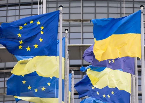 Eiropas un Ukrainas karogi pie Eiropas Parlamenta ēkas.