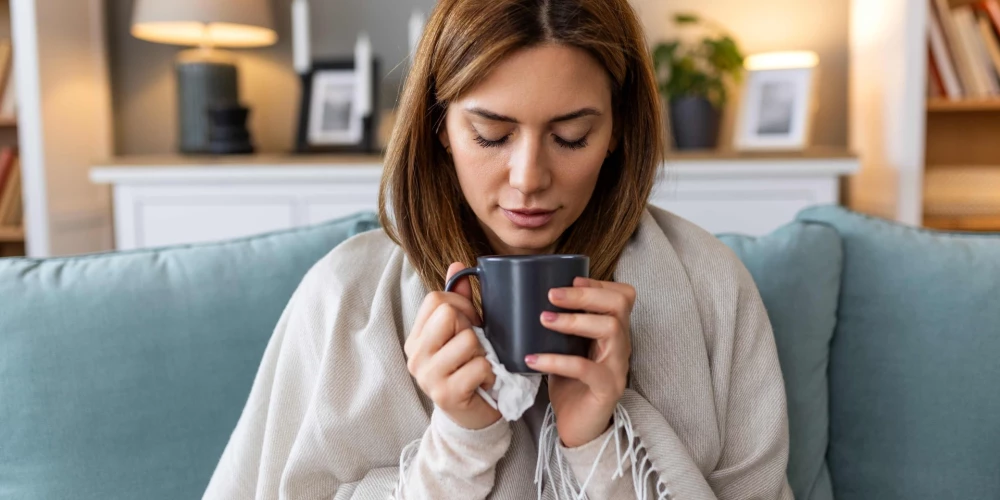Laikapstākļu un gadalaiku maiņā aktivizējas dažādi respiratorie vīrusi, un nemanot piezogas iesnas, klepus, slikta pašsajūta un nogurums. (Foto: Shutterstock)