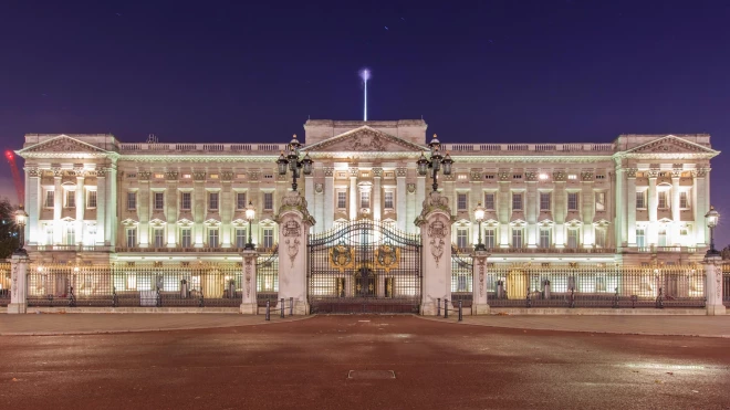 Bekingemas pils vakara gaismās.