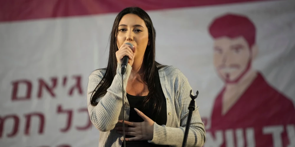 Juvala Rafaela uzstājas Telavivas "ķīlnieku laukumā", kur kopš 2023. gada pulcējas palestīniešu teroristu sagrābto Izraēlas ķīlnieku piederīgie (foto: Scanpix / AP)