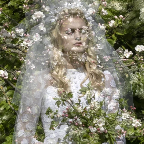 Kadrs no izrādes "Ābeļziedi upē".