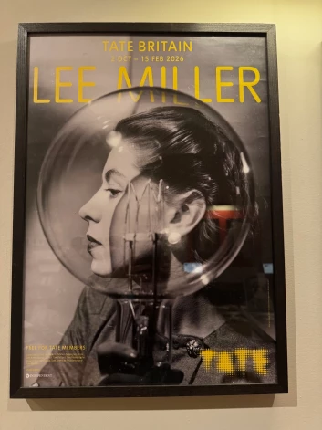 Lī Milleres izstādes plakāts.