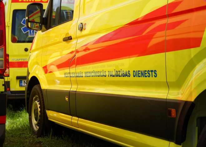 Mediķi: nav konstatēts palielināts traumatisms sakarā ar slidenām ietvēm un mainīgiem laikapstākļiem