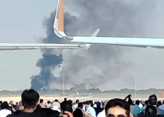 Baiss skats: Dubaijas aviošovā nogāžas Indijas iznīcinātājs. VIDEO