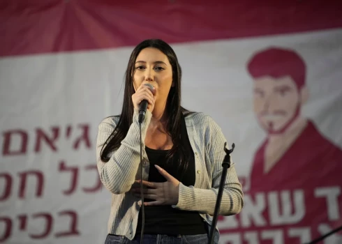 Юваль Рафаэли выступает на «Площади заложников» в Тель-Авиве, где с 2023 года собираются родственники израильских заложников, захваченных террористами ХАМАС.