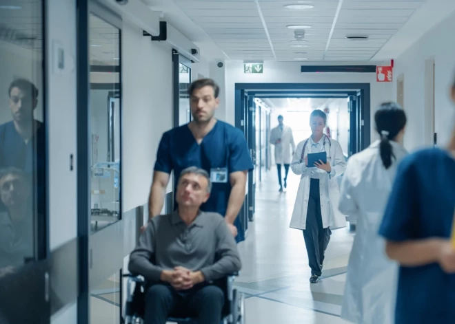 Где живете, там и лечитесь: Латвия больше не хочет обеспечивать медицинскими льготами уехавших из страны