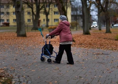 Почему снижение оплаты сверхурочных в Латвии угрожает пенсионерам и всем работникам