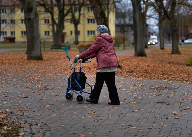 Почему снижение оплаты сверхурочных в Латвии угрожает пенсионерам и всем работникам
