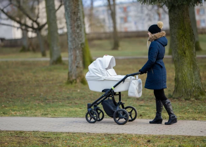 298 eiro bērna kopšanai, 600 eiro piedzimšanai — nākamgad palielināsies atbalsts ģimenēm ar bērniem