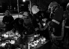 Сирены пожарных машин и сотни свечей: в Золитуде почтили память погибших в обрушении Maxima