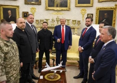 Gandrīz stundu ilga saruna: Zelenskis ar Vensu vērtē miera nosacījumus