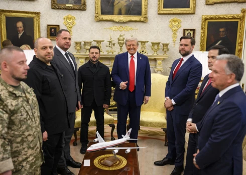 Zelenskis ar ASV viceprezidentu un armijas ministru pārrunā Vašingtonas miera piedāvājumu.