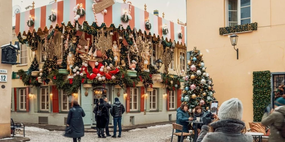 Исследуйте волшебный Старый город Вильнюса и узнайте о местных праздничных традициях на бесплатных экскурсиях.