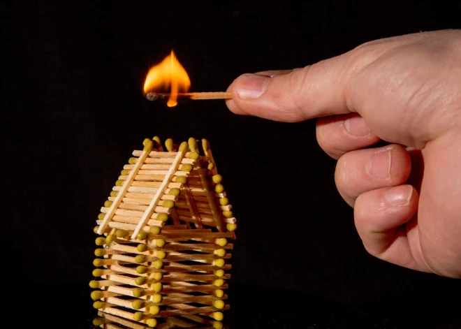 Vīrietis Teikā dedzināja sērkociņu mājiņas, līdz nodega arī soliņš