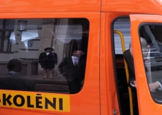 Salaspilī uzvirmo konflikts par skolēnu transportu: vecāki vaicā, vai izglītība vairs nav bezmaksas