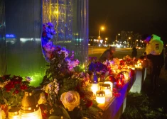 FOTO: Zolitūdes traģēdijas gadadienā pie pagaidu memoriāla pulcējas simtiem cilvēku