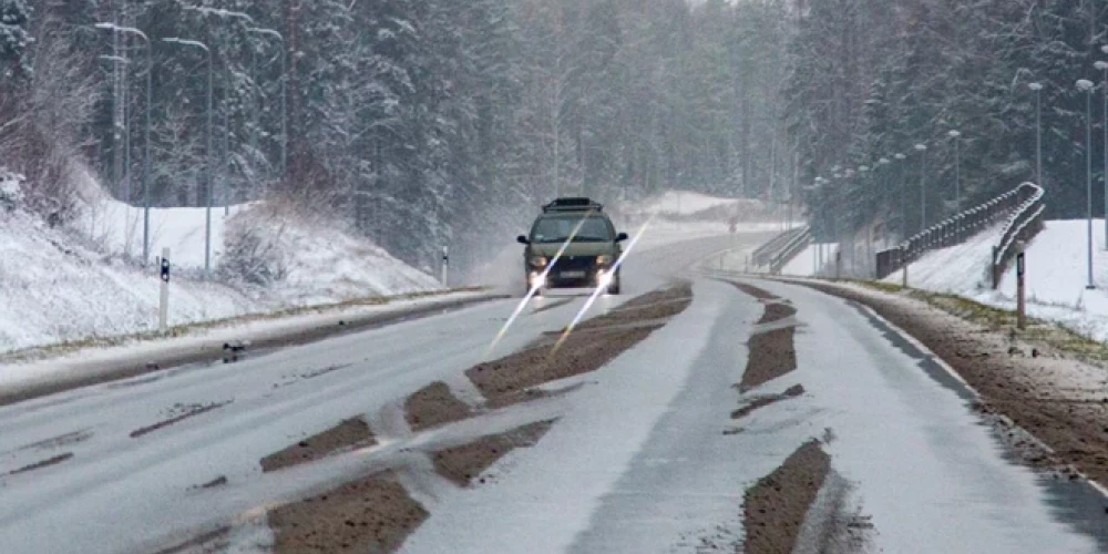 Lai uzlabotu braukšanas apstākļus, ceļu uzturēšanas darbos iesaistītas 116 ziemas dienesta tehnikas vienības.