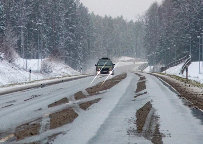 Šorīt apledojuši daudzi Latvijas autoceļi - atovadītājiem jābūt piesardzīgiem