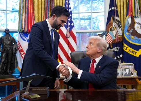 ASV prezidents Donalds Tramps un jaunievēlētais Ņujorkas mērs Zohrans Mamdani piektdien tikās Baltajā namā.