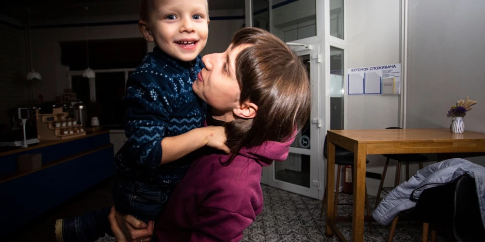 Arvien pieaugošais trieciens Ukrainas enerģētikas infrastruktūrai liek galvaspilsētas iedzīvotājiem meklēt jaunus risinājumus, kā izdzīvot bez siltuma un elektrības.