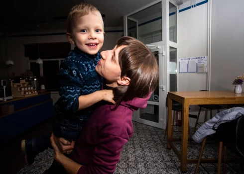 Arvien pieaugošais trieciens Ukrainas enerģētikas infrastruktūrai liek galvaspilsētas iedzīvotājiem meklēt jaunus risinājumus, kā izdzīvot bez siltuma un elektrības.