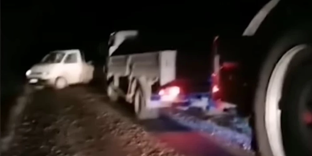 Фермеры Южного Курземе сорвали кражу техники и устроили ночную погоню.