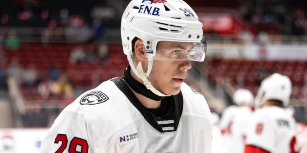 Latvijas hokejists Sandis Vilmanis piektdien Amerikas Hokeja līgas (AHL) mačā izcēlās ar rezultatīvu piespēli, viņa pārstāvētājai Šarlotas "Checkers" tiekot pie panākuma.