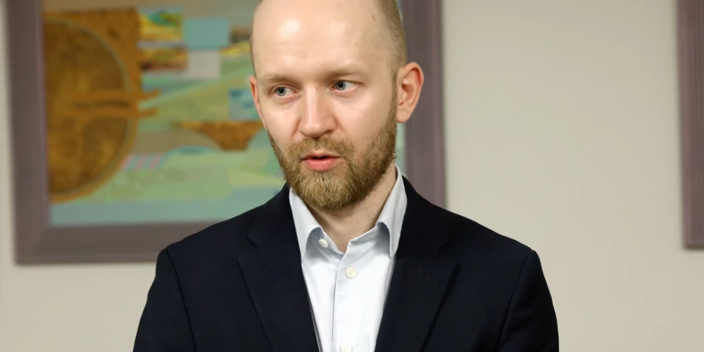 Partijas "Progresīvie" līdzvadītājs, Saeimas deputāts Andris Šuvajevs norāda, ka skandāls Zemkopības ministrijā liecina, ka 90. gadu politika nekur nav pazudusi.