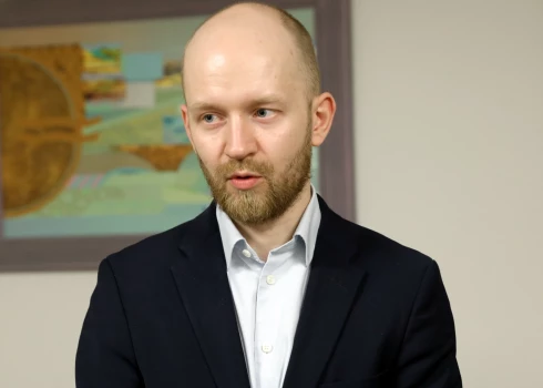 Partijas "Progresīvie" līdzvadītājs, Saeimas deputāts Andris Šuvajevs norāda, ka skandāls Zemkopības ministrijā liecina, ka 90. gadu politika nekur nav pazudusi.