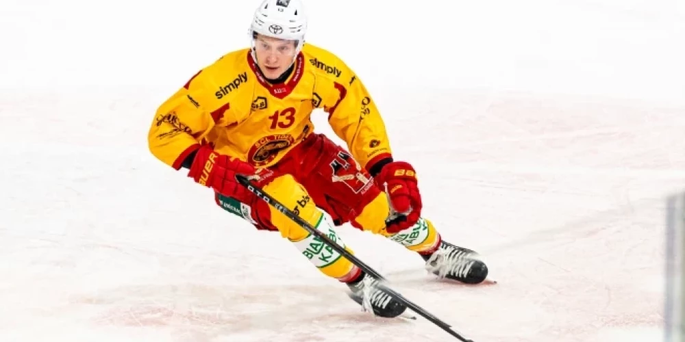 Latvijas hokejists Oskars Lapinskis mačā guva vārtus.