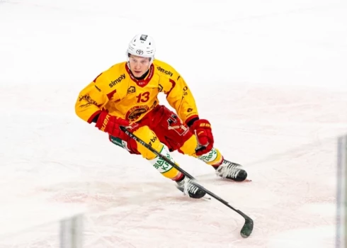 Latvijas hokejists Oskars Lapinskis mačā guva vārtus.