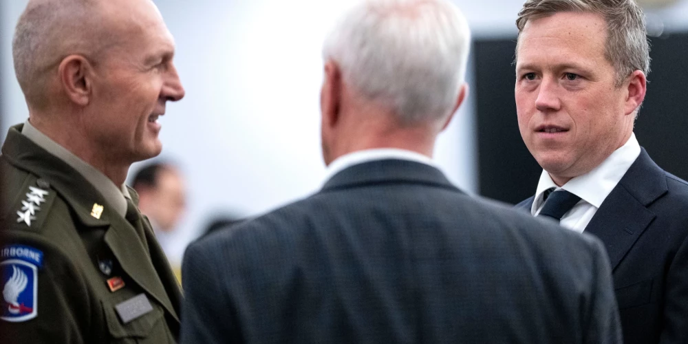 ASV ģenerāļi ASV armijas ministra Danielu Driskola (pa labi) vadībā varētu apmeklēt Maskavu nākamnedēļ.