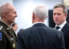 ASV ģenerāļi ASV armijas ministra Danielu Driskola (pa labi) vadībā varētu apmeklēt Maskavu nākamnedēļ.