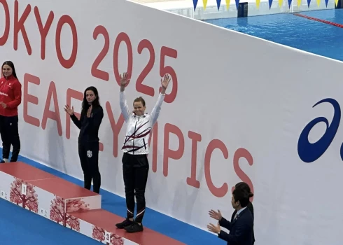 Latvijas sportiste Zane Embrekte sestdien Tokijā nedzirdīgo vasaras spēlēs izcīnīja bronzas godalgu finālā 100 metru peldējumā brīvajā stilā.