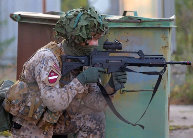 Nodarbību laikā sašauts Nacionālo bruņoto spēku karavīrs