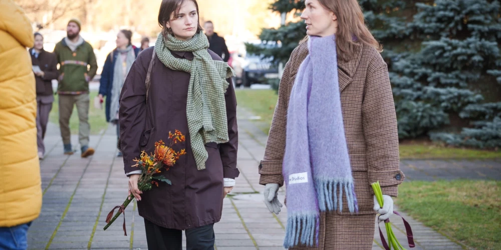 Atvadas no Kārļa notika Rīgas krematorijas lielajā zālē un tuvinieki bija aicinājuši uz bērēm nenest vainagus vai štrausus, kā arī izvēlēties apģērbu bez melnas krāsas. 