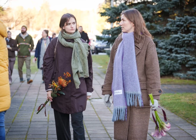 Atvadas no Kārļa notika Rīgas krematorijas lielajā zālē un tuvinieki bija aicinājuši uz bērēm nenest vainagus vai štrausus, kā arī izvēlēties apģērbu bez melnas krāsas.