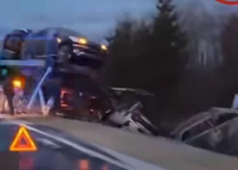 Šorīt A9 šosejas, netālu no Grobiņas, avarējis automobiļu treileris.
