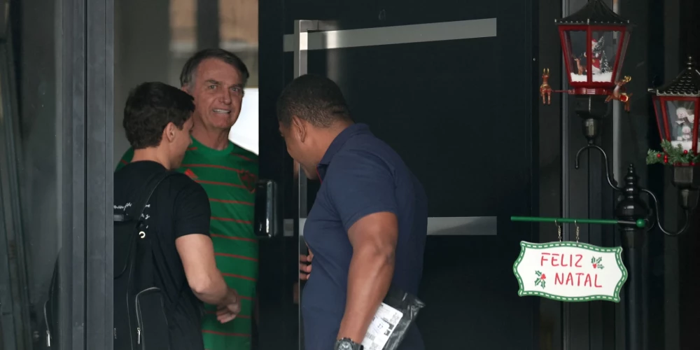  Brazīlijas federālā policija sestdien preventīvi aizturēja bijušo Brazīlijas prezidentu Žairu Bolsonaru dažas dienas pirms viņam bija jāsāk izciest 27 gadu cietumsods par apvērsuma mēģinājuma vadīšanu, paziņoja amatpersonas.