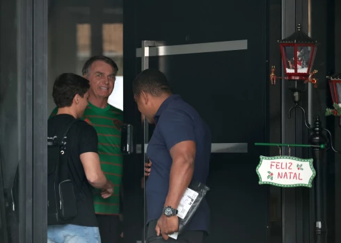  Brazīlijas federālā policija sestdien preventīvi aizturēja bijušo Brazīlijas prezidentu Žairu Bolsonaru dažas dienas pirms viņam bija jāsāk izciest 27 gadu cietumsods par apvērsuma mēģinājuma vadīšanu, paziņoja amatpersonas.