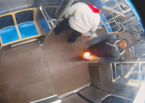 Неадекват вылил бензин на голову и тело жертвы, а затем догнал её, когда она попыталась убежать, и поджег.