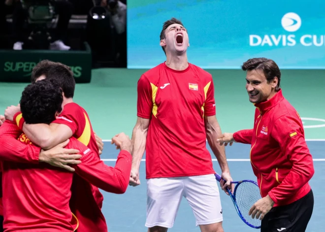 Spānijas tenisisti uzvar dubultspēli un arī bez Alkarasa iekļūst Deivisa kausa finālā